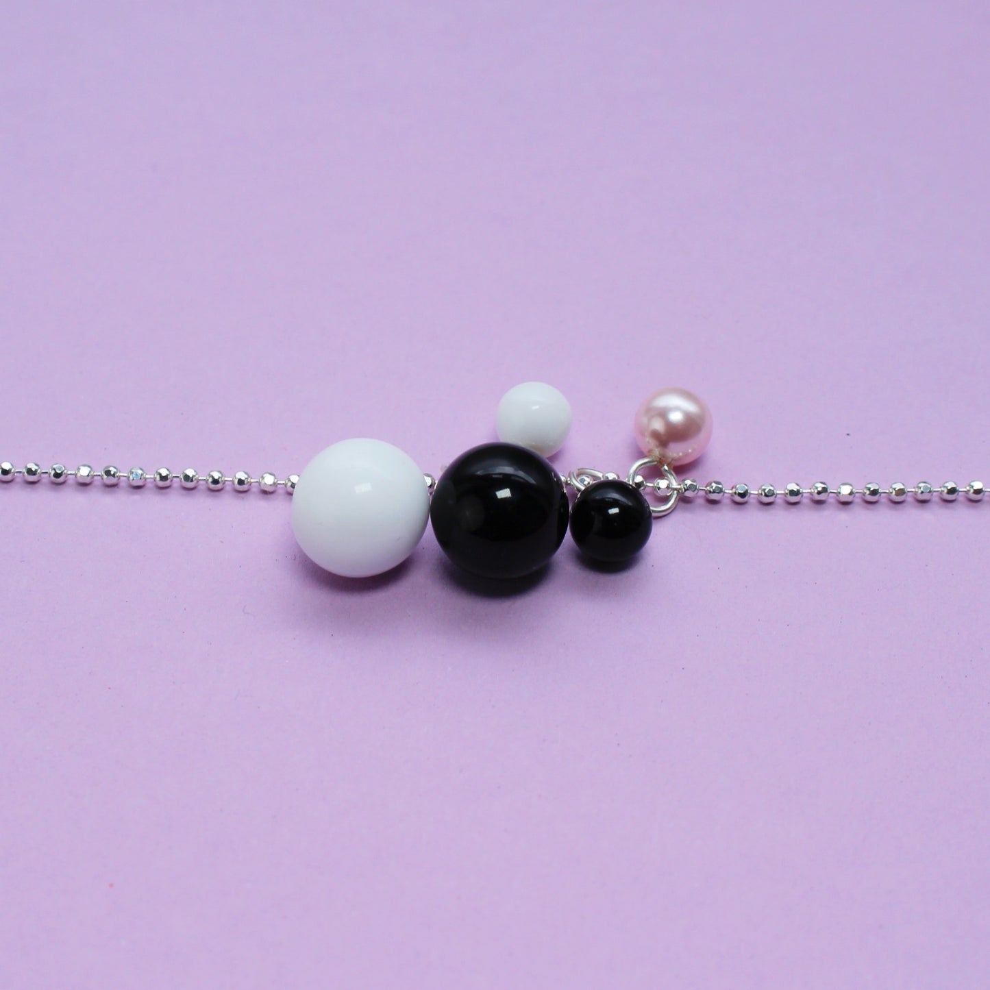 Kurze Silberkette mit 5 Kugeln in schwarz/weiss BaBa jewellery