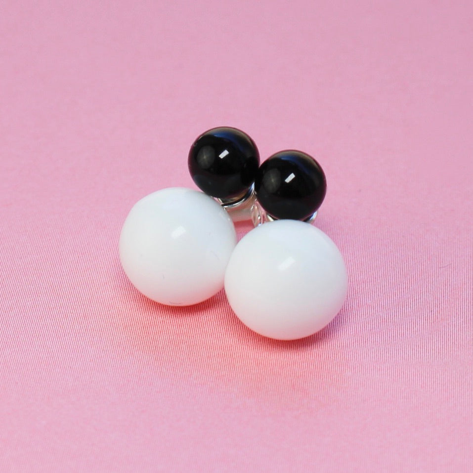 Variable Ohrstecker schwarz-weiss mit Glas und Onyx BaBa jewellery