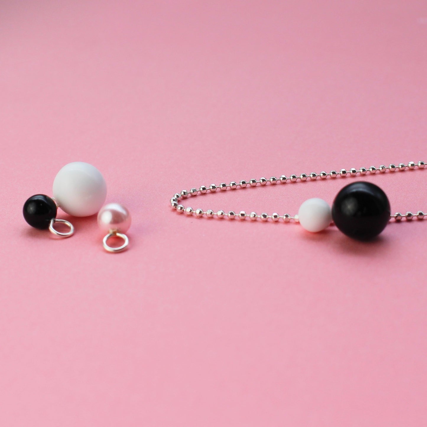 Kette mit 5 Anhängern in schwarz und weiss Onyx und Glas BaBa jewellery