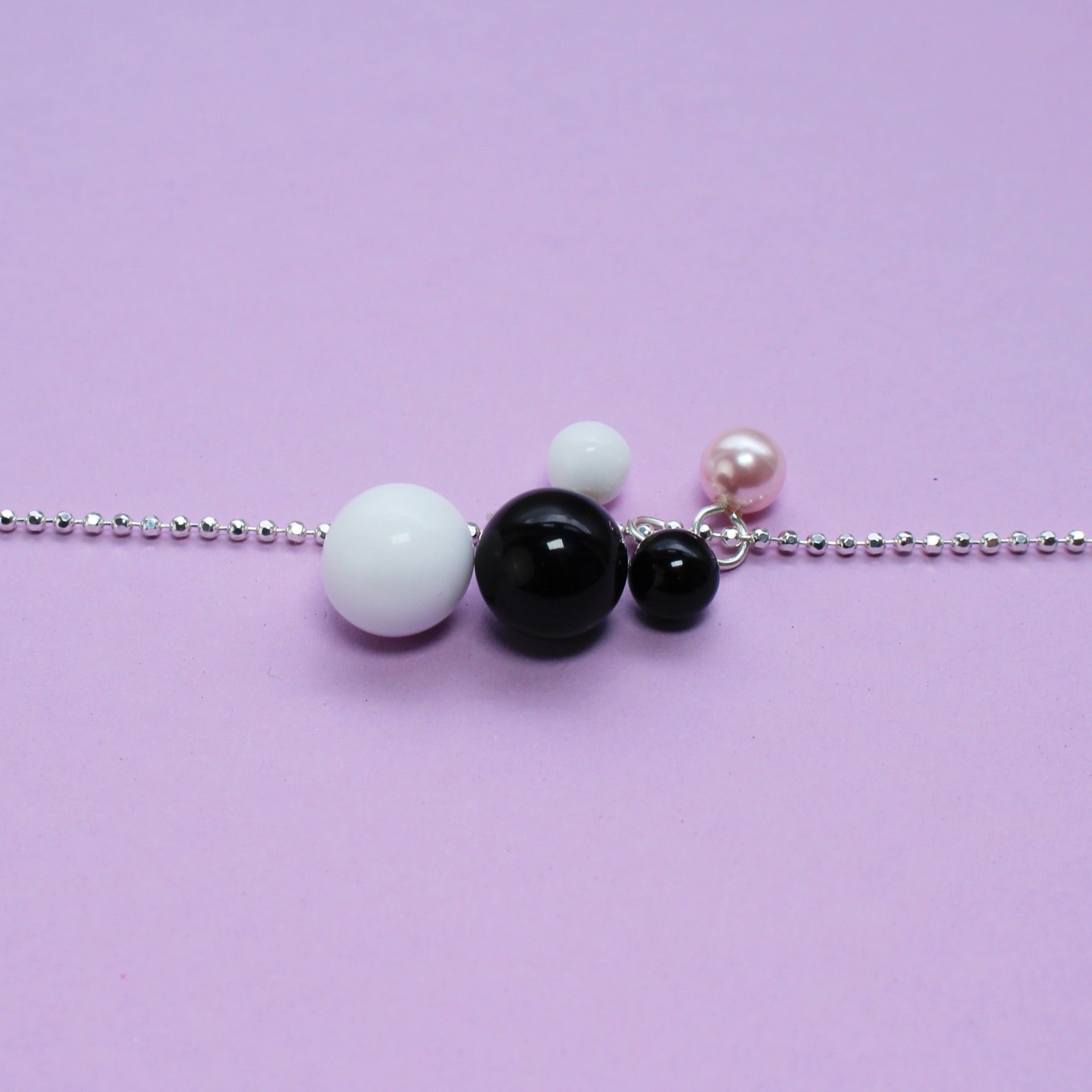 Kurze Silberkette mit 5 Kugeln in schwarz/weiss BaBa jewellery