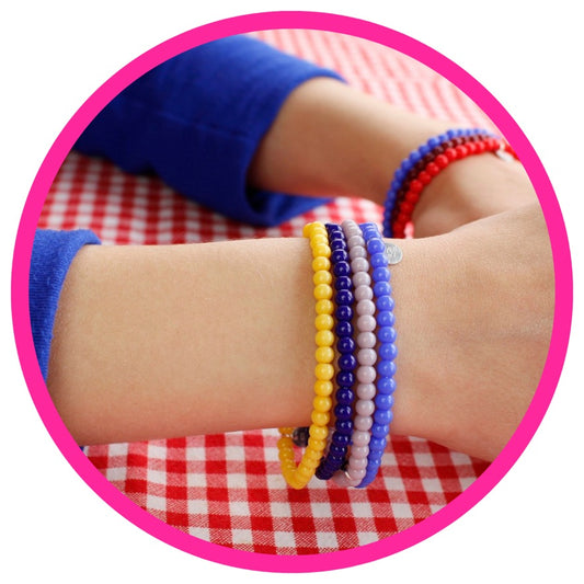 ARMBAND aus farbigen Glasperlen