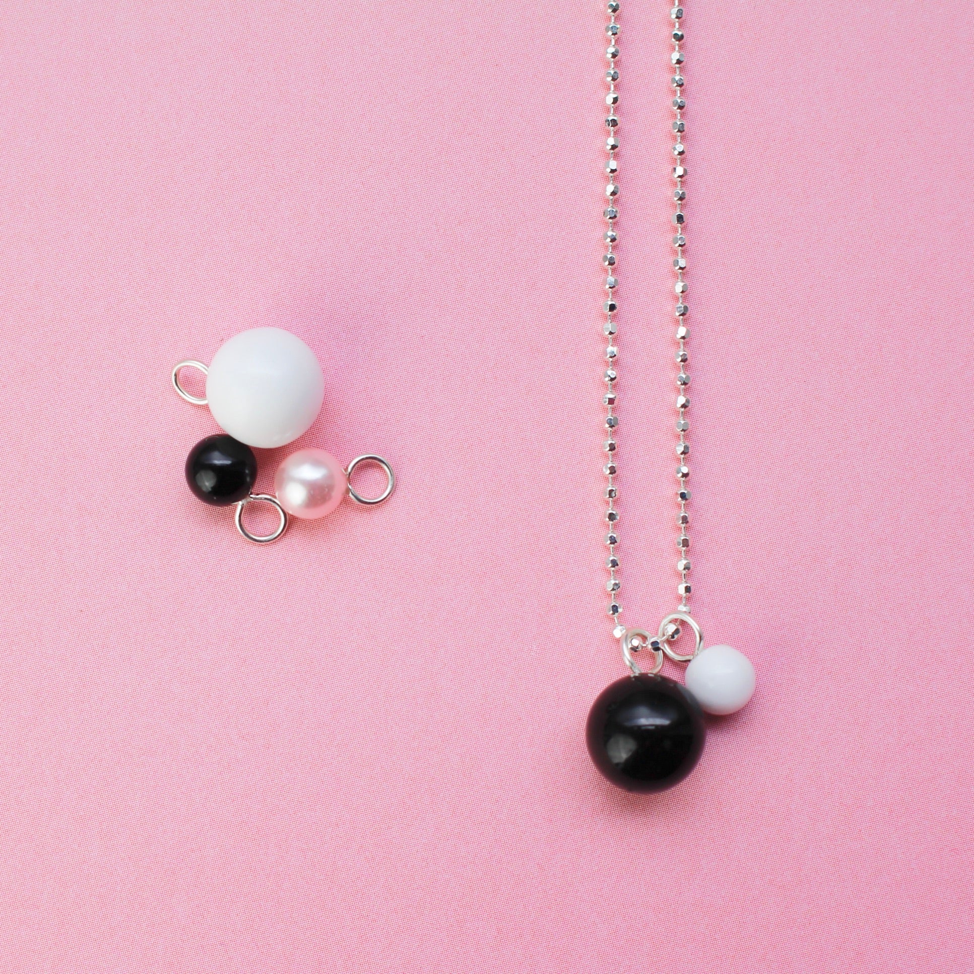 Kette mit 5 Anhängern in schwarz und weiss mit Onyx BaBa jewellery